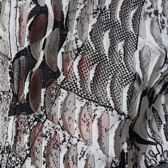 2 FOR💲1️⃣ LAURA Black/White Floral Layered/Sheer Design Sleeveless Blouse Sz MD - Picture 11 of 11